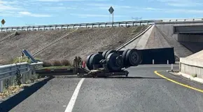 Trailero sufre accidente al tomar vía a Matehuala