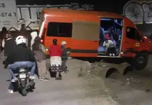 Tren arrolla camioneta de Transporte de personal (video)