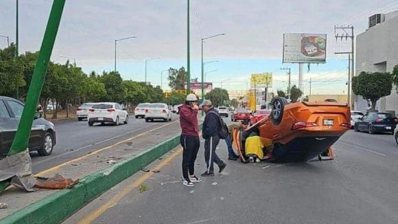 Conductora choca y vuelca bajando el Distribuidor Juárez