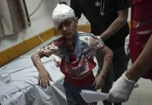 Poca luz, sin camas, sin anestesia suficiente; médico describe una pesadilla en hospitales de Gaza