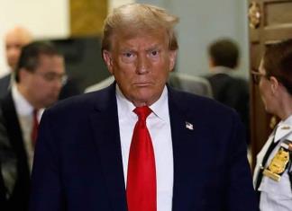 Juez multa a Trump y lo amenaza con cárcel
