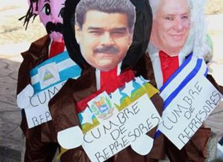 Migrantes en México queman piñatas de presidentes en protesta contra la cumbre migratoria