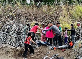 Migrantes derriban a la Guardia Nacional y el cerco de púas en la frontera de México-EEUU Migrantes derriban a la Guardia Nacional y el cerco de púas en la frontera de México-EEUU