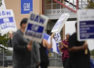 Sindicato automotriz extiende huelga a planta de GM en Texas Sindicato automotriz extiende huelga a planta de GM en Texas