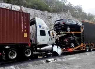 Colisionan dos tráileres; un chofer sale lesionado