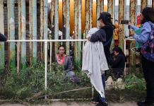 Activistas se encadenan al muro fronterizo en Tijuana en protesta por su remodelación