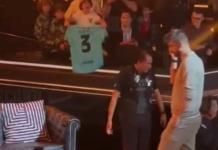 Video | Piqué sufre caída en México; iba distraído con su móvil