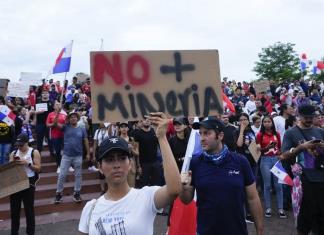 Miles de panameños marchan hacia la presidencia en contra de contrato minero
