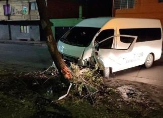 Se estampa camioneta contra un árbol