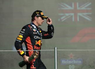 Verstappen respalda a Checo Pérez por el choque con Leclerc