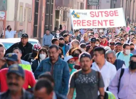 Burócratas exigen a gobierno cumplirles con sus pagos