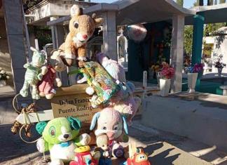 Familias acuden a los cementerios
