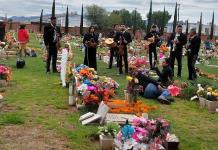 Congregan panteones de Soledad a familias, flores y músicos