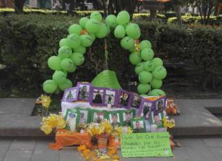 Montan altar en honor a militares caídos en Plaza de Armas