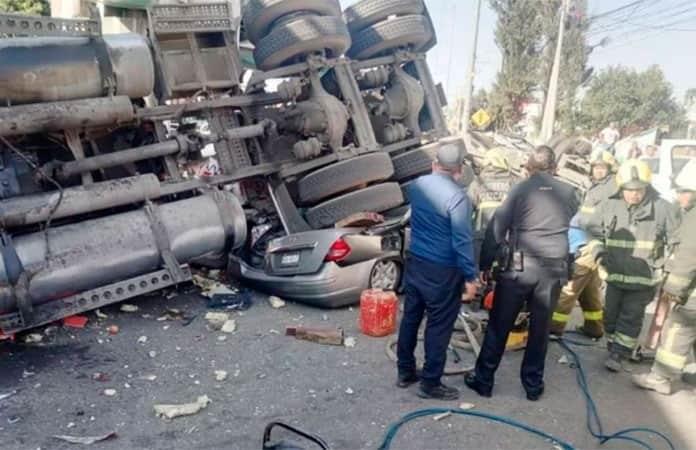 Tráiler cae de puente y aplasta 3 autos en Cuautitlán-Tlalnepantla