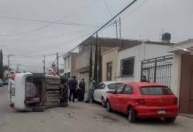 Conductor de vehículo compacto provoca accidente y huye del lugar