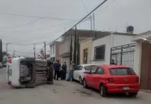 Conductor de veh&iacute;culo compacto provoca accidente y huye del lugar