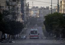 Entran a Gaza 106 camiones con ayuda y 12 ambulancias llevan heridos a Egipto