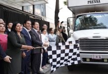 Polémica por foto de Mario Delgado y senadores de Morena en camión de ayuda