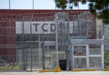 Centro de detención de migrantes en Nuevo México enfrenta demandas por condiciones insalubres