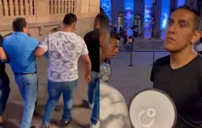 Leonel Martínez fue desalojado por sujetos que no se identificaron como parte de alguna corporación, cuando se manifestaba el miércoles en el Teatro de la Paz / Foto. Especial