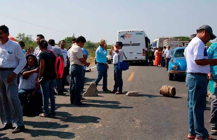 Maestros Del SNTE Bloquean Carreteras