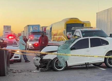 Muere pasajero de auto en choque con un tráiler sobre la 57