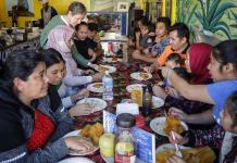 Migrantes en albergues de Tijuana celebran el Día de Acción de Gracias