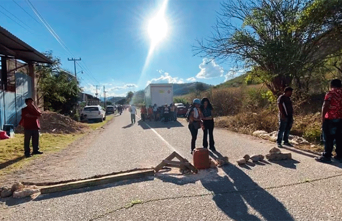 Previo a visita de AMLO, pobladores bloquean accesos en Tlapa