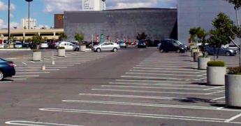 Aprueba comisión ley de gratuidad en estacionamientos de centros comerciales