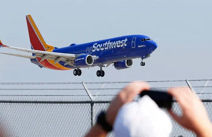 Pasajero abre puerta de emergencia y causa pánico en avión Pasajero abre puerta de emergencia y causa pánico en avión