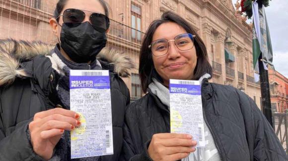 Fotos y video: Cientos de fans consiguen últimos boletos gratis para Luis Miguel