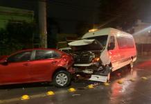 Accidente en avenida San Pedro involucra camioneta de transporte de personal