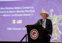 El 70% de las armas que llegan a México proviene de EU, admite Ken Salazar