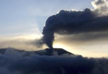 Volcán Merapi de Indonesia hace erupción y afecta búsqueda de escaladores