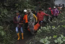 Rescatistas encuentran más cadáveres tras erupción volcánica en Indonesia Rescatistas encuentran más cadáveres tras erupción volcánica en Indonesia