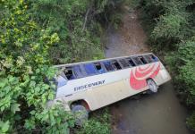 Al menos 11 muertos al caer un autobús por un puente en Honduras