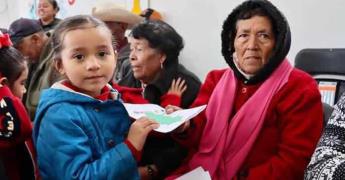 Niños de kinder visitan Asilo