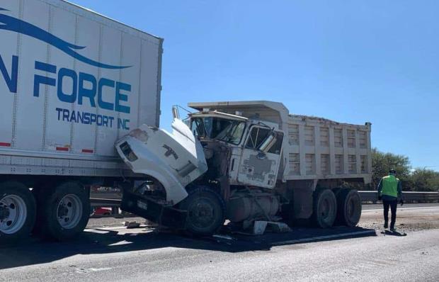 Chofer estrella su unidad con un tráiler en la 57