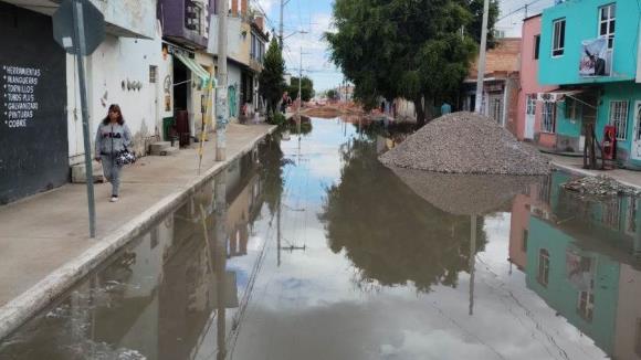 Desatienden mega fuga de aguas negras en Pánfilo Natera