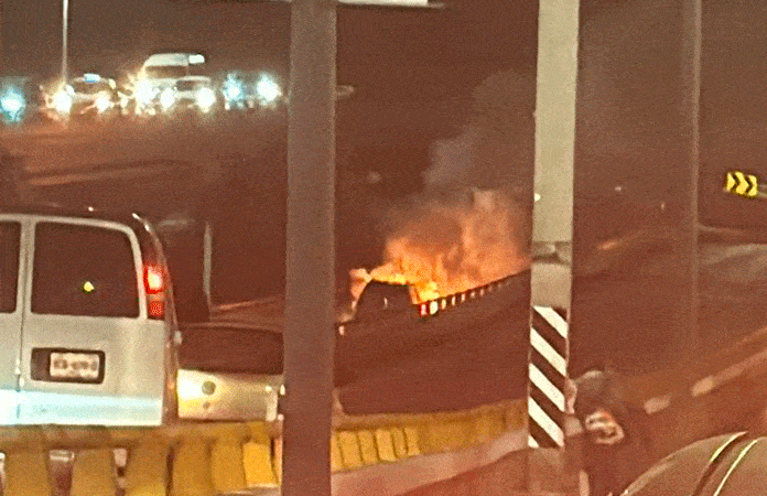 Reportan incendio de vehículo en el Distribuidor Juárez