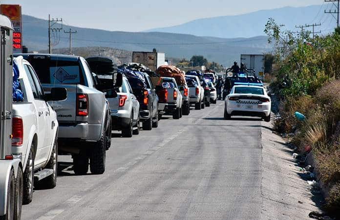 Esperan 3 500 autos en caravana migrante