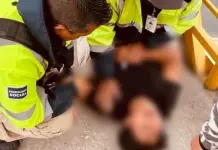 Policías rescatan a joven en lo alto de puente en Salvador Nava