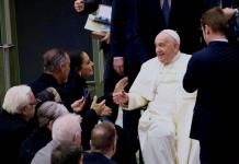 Video: Bendice el Papa Francisco réplica del Tren Maya y recibe carta de AMLO