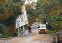 Trailero derriba anuncio en carretera libre Valles-Rioverde