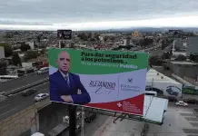 Se promueve Leal Tov&iacute;as en espectacular a costa de la PoliS&iacute;a"