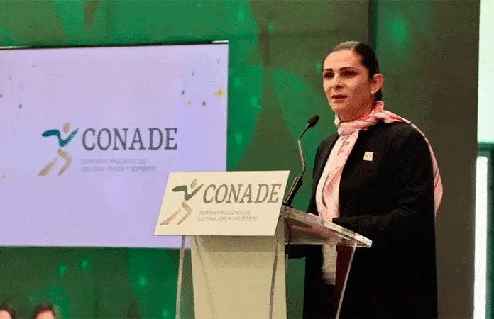 Ana Guevara entrega estímulos a atletas y responde a críticas en Conade