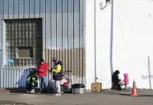 Muerte de ni&ntilde;o migrante y condiciones insalubres en refugios de Chicago
