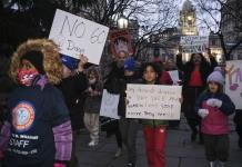 Familias migrantes y defensores protestan en NY contra plan de limitar estancia en albergues