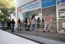 Crecen filas en farmacias de CDMX por vacunas antiCovid; cuesta 848 pesos